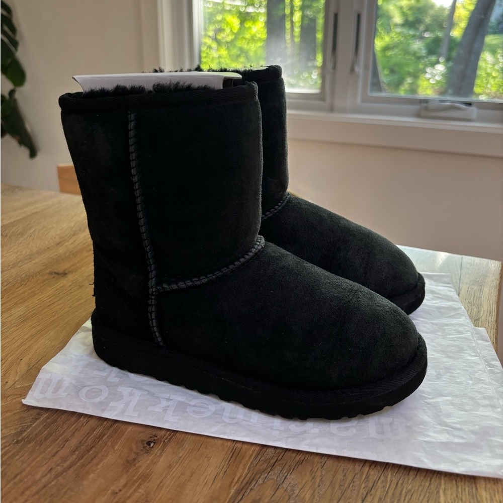 (SOLD) UGG, Kids Black Classic II Shearling Boots, US 13